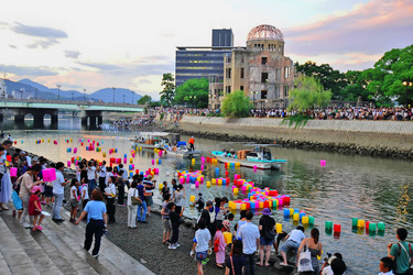 Papierlaternen zum Gedenken an die Opfer des Atombombenabwurfs