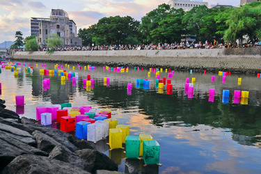 Papierlaternen zum Gedenken an die Opfer des Atombombenabwurfs