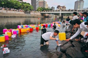 Papierlaternen zum Gedenken an die Opfer des Atombombenabwurfs