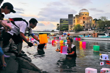 Papierlaternen zum Gedenken an die Opfer des Atombombenabwurfs