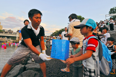 Papierlaternen zum Gedenken an die Opfer des Atombombenabwurfs