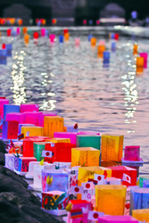 Papierlaternen zum Gedenken an die Opfer des Atombombenabwurfs