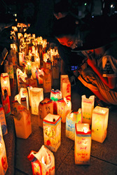 Papierlaternen zum Gedenken an die Opfer des Atombombenabwurfs