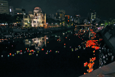 Papierlaternen zum Gedenken an die Opfer des Atombombenabwurfs