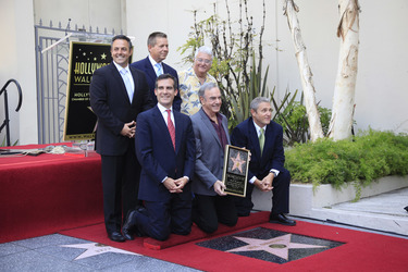 Neil Diamond mit Eric Garcetti (unten links), Randy Newman (oben rechts) und Gästen