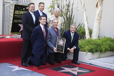 Neil Diamond mit Eric Garcetti (unten links), Randy Newman (oben rechts) und Gästen