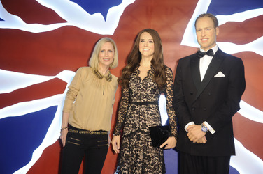 Tamara Gräfin von Nayhauß mit den Wachsfiruren von Prinz William und Herzogin Kate