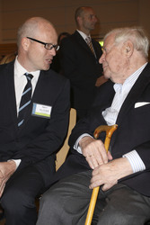 Helmut Schmidt mit dem Schulleiter Herrn Kluever