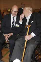 Helmut Schmidt mit dem Schulleiter Herrn Kluever