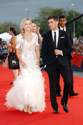 Maika Monroe, Zac Efron