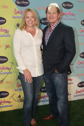 Angela Rivet mit Begleitung