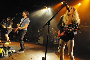 Gianni 'Luminati' Nicassio, Ryan Marshall, Sarah Blackwood (Walk off the Earth)