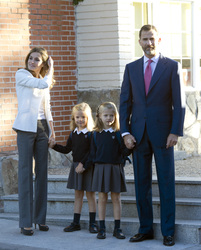 Letizia von Spanien und Felipe von Spanien mit Töchtern Sofia und Leonor