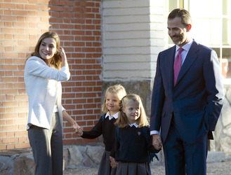Letizia von Spanien und Felipe von Spanien mit Töchtern Sofia und Leonor