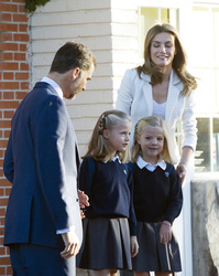 Felipe von Spanien und Letizia von Spanien mit Töchtern Sofia und Leonor