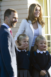 Felipe von Spanien und Letizia von Spanien mit Töchtern Sofia und Leonor