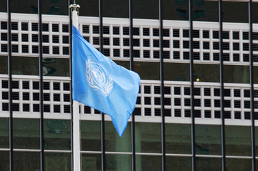 UN-Flagge vor dem UN-Sekretariatshochhaus