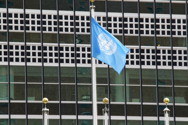 UN-Flagge vor dem UN-Sekretariatshochhaus