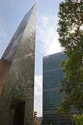 Peace Form One Obelisk und UN-Sekretariatshochhaus