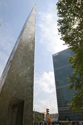Peace Form One Obelisk und UN-Sekretariatshochhaus