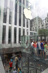 Apple Retail Store 5th Ave - New Cube