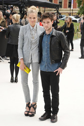 Gabriella Wilde mit Begleitung