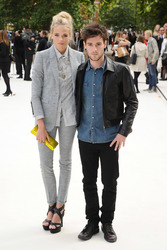 Gabriella Wilde mit Begleitung