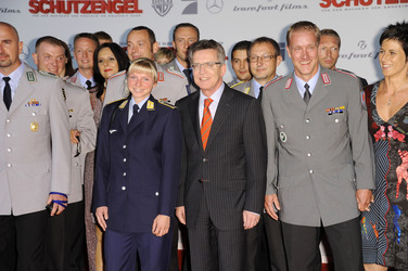 Thomas de Maizière  mit Truppenteilen