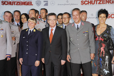 Thomas de Maizière  mit Truppenteilen