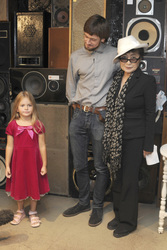 Gera Verzilov, Pyotr Verzilov, Yoko Ono