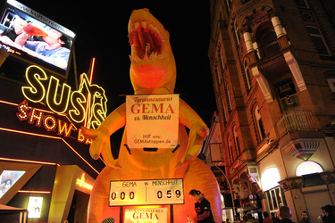 Protestaktion gegen GEMA-Gebuehren am Beatlesplatz