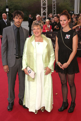 Marie-Luise Marjan mit Begleitung
