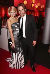 Luisa Hartema mit Begleitung