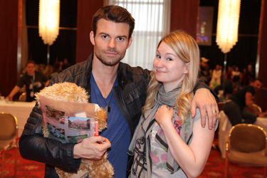 Daniel Gillies mit Con-Helferin Julia