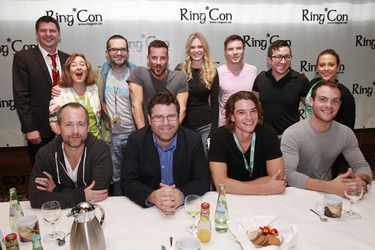 Vorn: Billy Boyd, Sean Astin, Craig Horner, Joe Walker. Hinten: Mark Ferguson, Lori Dungey, Thomas Robins, Craig Parker, Kristin Bauer, Joe Dempsie, Corey Lubowich, Lauren Lopez