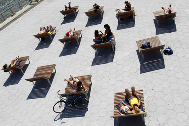 Liegestühle am East River