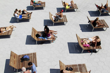 Liegestühle am East River