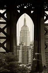Empire State Building im Blick durch die Manhattan Bridge