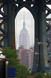 Empire State Building im Blick durch die Manhattan Bridge