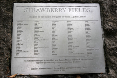 Plakette der 121 Staaten im Strawberry Field