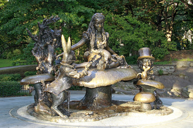 Alice im Wunderland Statue