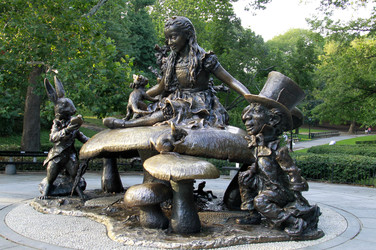 Alice im Wunderland Statue