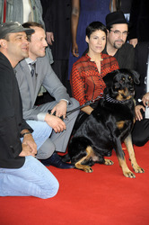 Wotan Wilke Möhring, Jasmin Gerat, Jan Josef Liefers mit Hund Bruno
