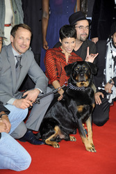 Wotan Wilke Möhring, Jasmin Gerat, Jan Josef Liefers mit Hund Bruno