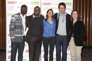 Olwenya Maina, Tosh Gitonga, Tom Tykwer mit Ehefrau Marie Steinmann, Sarika Hemi Lakhani