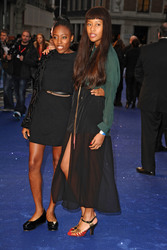 V V Brown mit Begleitung