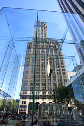 Apple Retail Store 5th Ave - New Cube und Sherry-Netherland Hotel