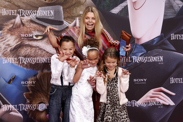 Anne-Sophie Briest und Tochter Faye und Freunden