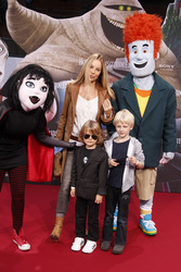 Xenia Seeberg und Sohn Phelias Martinek und Freund