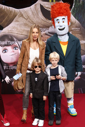 Xenia Seeberg und Sohn Phelias Martinek und Freund